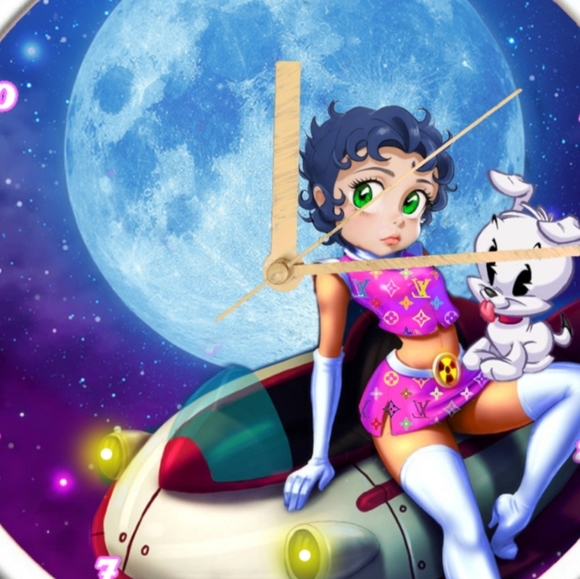 Betty boop showing off her pooch clock - Picture 2 of 3